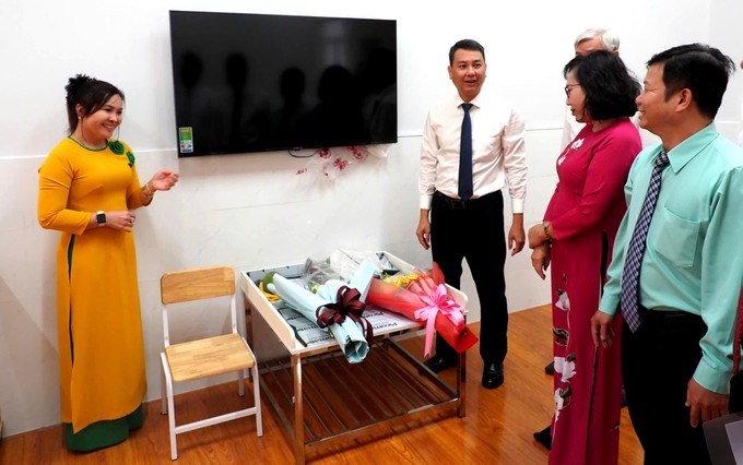 C&aacute;c đại biểu tham quan ph&ograve;ng học mới trong lễ kh&aacute;nh th&agrave;nh