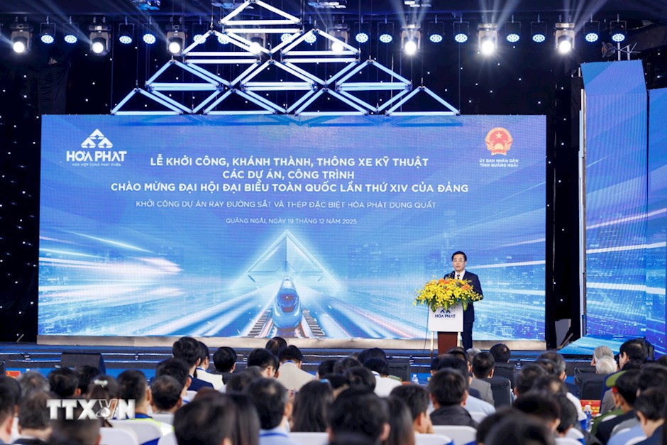 Sáng 19/12/2025, Tập đoàn Hòa Phát tổ chức Lễ khởi công Dự án Nhà máy sản xuất ray và thép đặc biệt Hòa Phát Dung Quất, công trình trọng điểm Quốc gia chào mừng Đại hội Đảng lần XIV. Bộ trưởng, Chủ nhiệm Văn phòng Chính phủ Trần Văn Sơn; Uỷ viên Ban chấp hành TW Đảng, Phó Trưởng Ban Tổ chức Trung ương Bùi Thị Quỳnh Vân tới dự. (Ảnh: TTXVN)