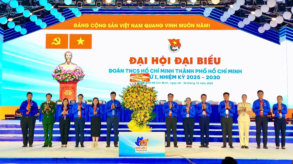 Đồng ch&iacute; B&ugrave;i Quang Huy v&agrave; đồng ch&iacute; Nguyễn Phạm Duy Trang tặng hoa ch&uacute;c mừng đại hội. (Ảnh: SGGP)