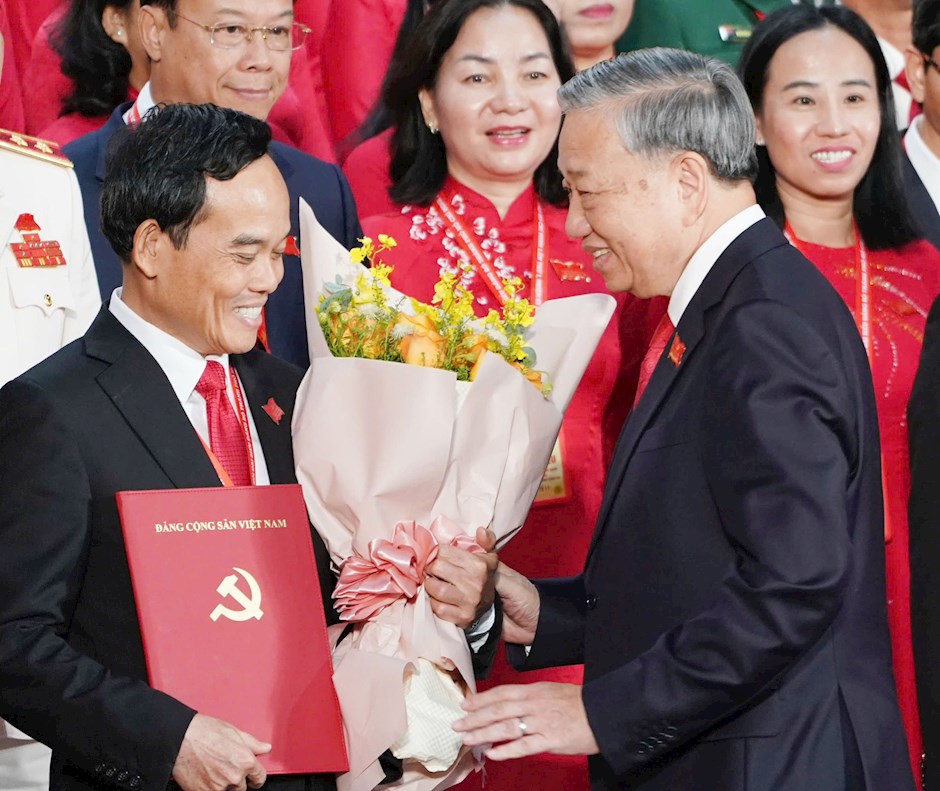 Tổng Bí thư Tô Lâm tặng hoa chúc mừng Bí thư Thành ủy TPHCM Trần Lưu Quang