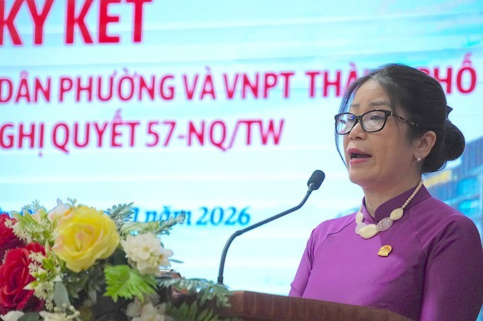 B&agrave; Trương Thị Minh Dung, Chủ tịch UBND phường Cầu &Ocirc;ng L&atilde;nh ph&aacute;t biểu tại lễ k&yacute; kết. (Ảnh: SGGP)