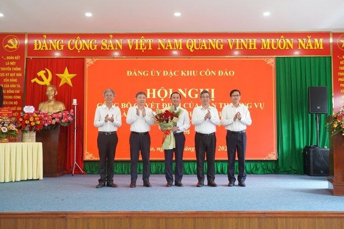 Phó Bí thư Thành ủy, Chủ tịch Ủy ban MTTQ Việt Nam TPHCM Nguyễn Phước Lộc; Trưởng Ban Tuyên giáo và Dân vận Thành ủy TPHCM Dương Anh Đức; đại diện các ban Thành ủy tặng hoa chúc mừng đồng chí Lê Hoàng Hải. (Ảnh: SGGP)