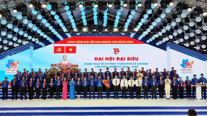 L&atilde;nh đạo Trung ương Đo&agrave;n v&agrave; l&atilde;nh đạo TPHCM chụp ảnh lưu niệm c&ugrave;ng Ban Chấp h&agrave;nh Đo&agrave;n TNCS Hồ Ch&iacute; Minh TPHCM nhiệm kỳ 2025-2030. (Ảnh: SGGP)