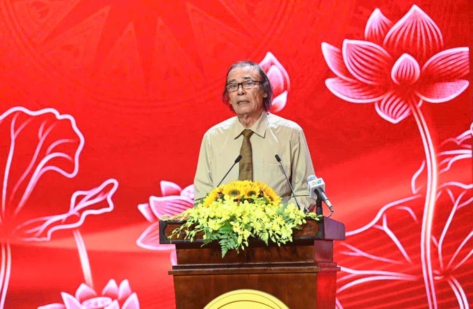 NSND Đào Bá Sơn xúc động chia sẻ tại Hội nghị tổng kết 50 năm văn học – nghệ thuật TPHCM. (Ảnh: SGGP)