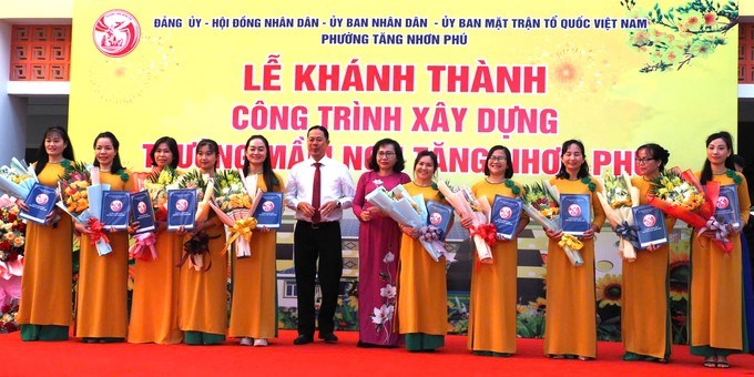 Đại diện UBND phường Tăng Nhơn Ph&uacute; trao c&aacute;c quyết định c&aacute;n bộ quản l&yacute;, gi&aacute;o vi&ecirc;n nhận nhiệm vụ tại Trường Mầm non Tăng Nhơn Ph&uacute;