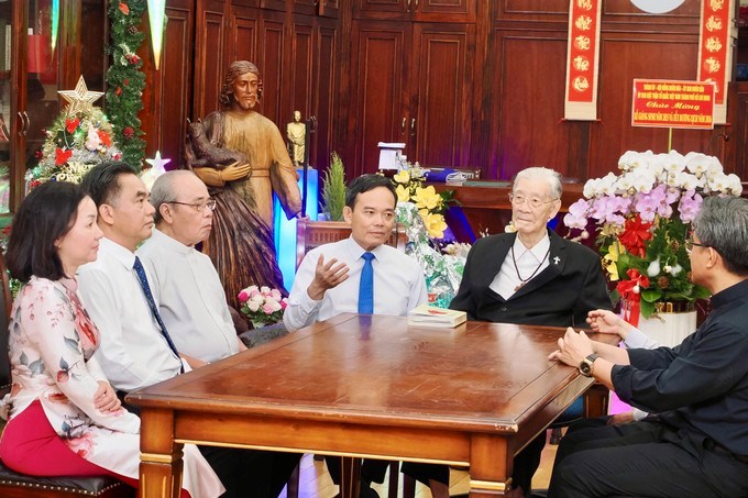 Đồng chí Trần Lưu Quang, Bí thư Trung ương Đảng, Bí thư Thành ủy TPHCM thăm, chúc mừng Giáng sinh Đức Hồng y Gioan Baotixita Phạm Minh Mẫn. (Ảnh: SGGP)
