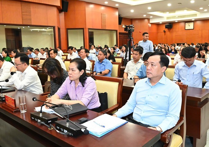 L&atilde;nh đạo c&aacute;c sở ban ng&agrave;nh, phường, x&atilde; dự hội nghị. (Ảnh: SGGP)