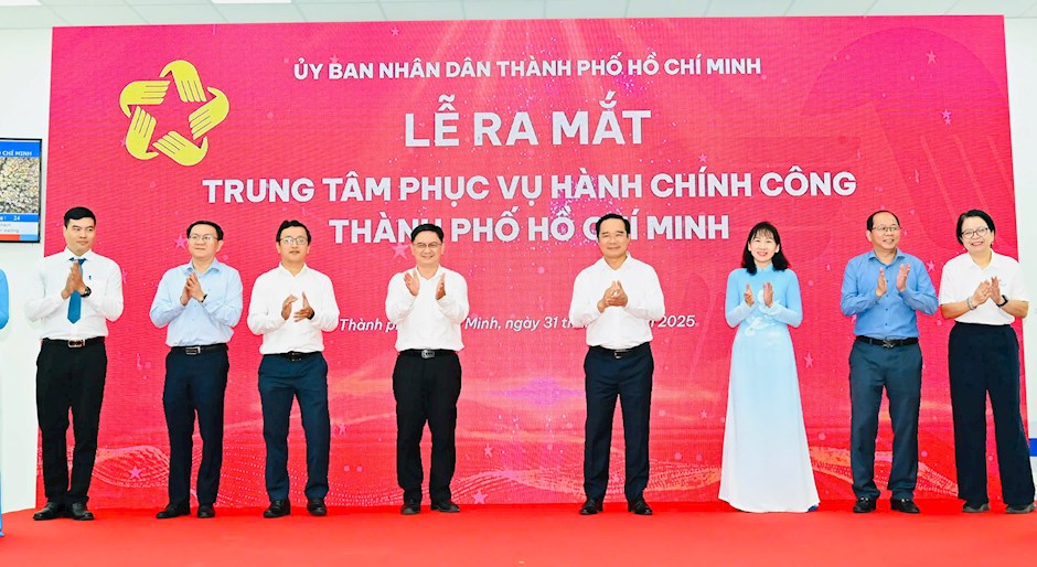 Chủ tịch UBND TPHCM Nguyễn Văn Được c&ugrave;ng đại biểu thực hiện nghi thức ra mắt Trung t&acirc;m Phục vụ h&agrave;nh ch&iacute;nh c&ocirc;ng TPHCM. Ảnh: SGGP