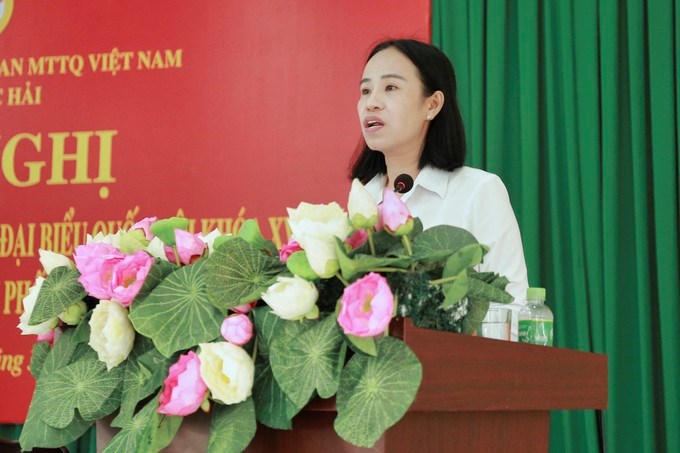 Bà Võ Ngọc Thanh Trúc trao đổi với cử tri