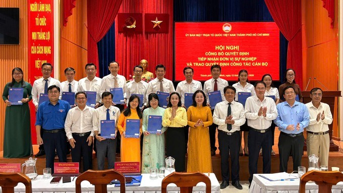 Trao c&aacute;c quyết định đến c&aacute;c đơn vị. (Ảnh: SGGP)