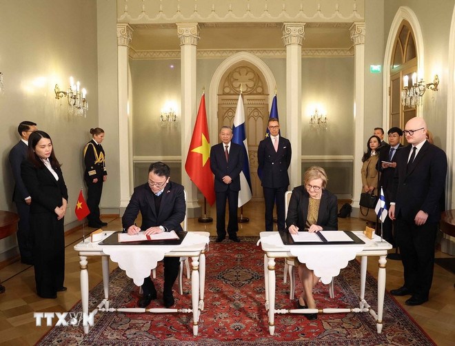 Tổng Bí thư Tô Lâm và Tổng thống Cộng hòa Phần Lan Alexander Stubb chứng kiến lễ ký Biên bản ghi nhớ giữa Bộ Tài chính Việt Nam và Cơ quan tín dụng xuất khẩu Phần Lan (Finnvera). (Ảnh: TTXVN)