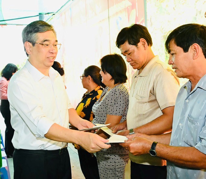 Đồng ch&iacute; Nguyễn Phước Lộc trao qu&agrave; đến n&ocirc;ng d&acirc;n ở l&agrave;ng mai v&agrave;ng B&igrave;nh Lợi (x&atilde; B&igrave;nh Lợi). (Ảnh: SGGP)