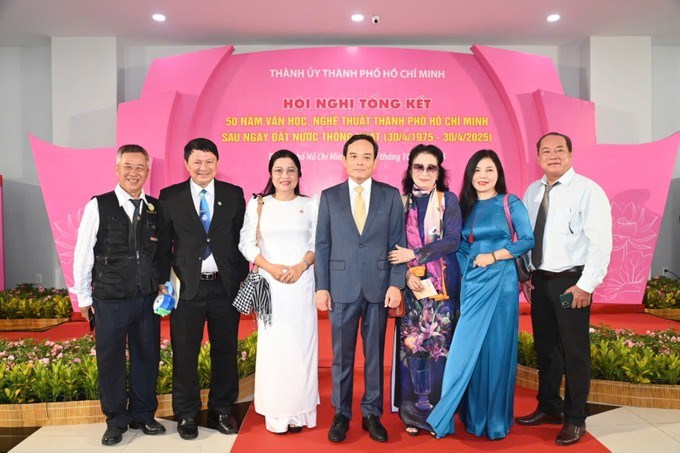 Các nghệ sĩ tham dự Hội nghị chụp ảnh lưu niệm cùng Bí thư Thành ủy TPHCM Trần Lưu Quang. (Ảnh: SGGP)