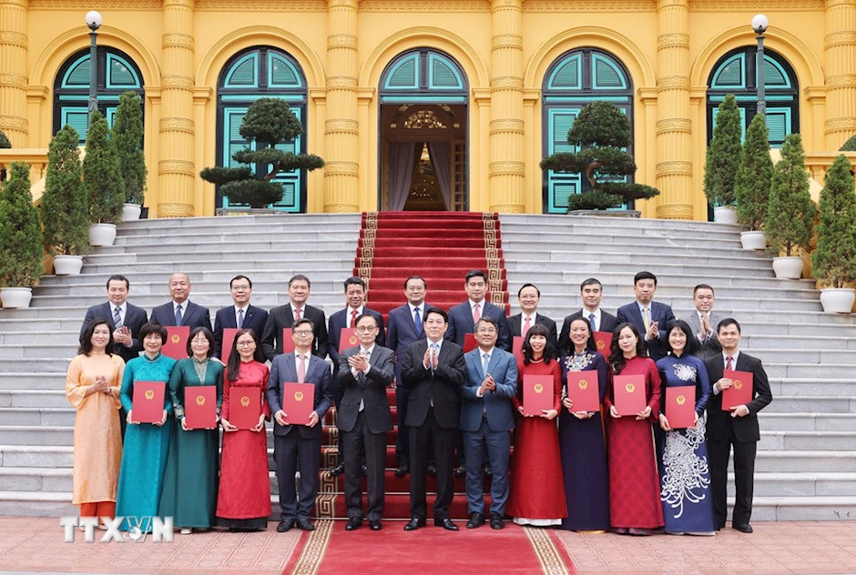Chủ tịch nước Lương Cường với L&atilde;nh đạo Bộ Ngoại giao v&agrave; c&aacute;c Đại sứ được bổ nhiệm. (Ảnh: TTXVN)