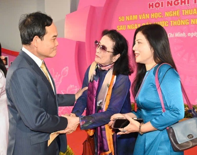 Bí thư Thành ủy TPHCM Trần Lưu Quang thăm hỏi các nghệ sĩ tham dự hội nghị. (Ảnh: SGGP)