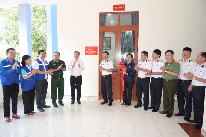 L&atilde;nh đạo TPHCM dự kh&aacute;nh th&agrave;nh c&ocirc;ng tr&igrave;nh ph&ograve;ng kh&aacute;ch hội trường Bộ Tư lệnh V&ugrave;ng 4 Hải qu&acirc;n. (Ảnh: SGGP)