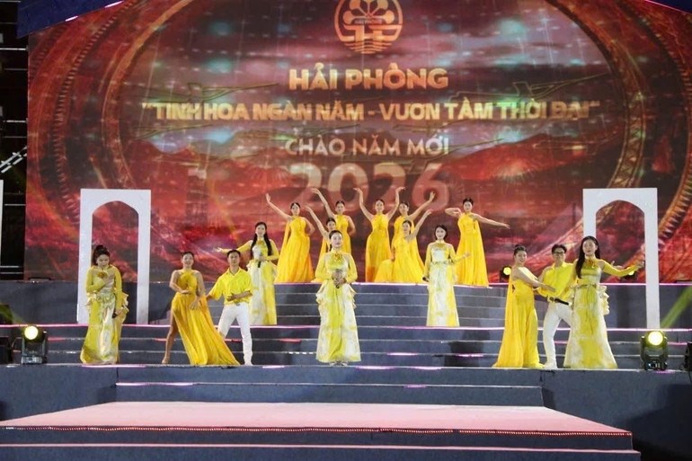 Chương tr&igrave;nh văn nghệ v&agrave; ph&aacute;o hoa tại Hải Ph&ograve;ng