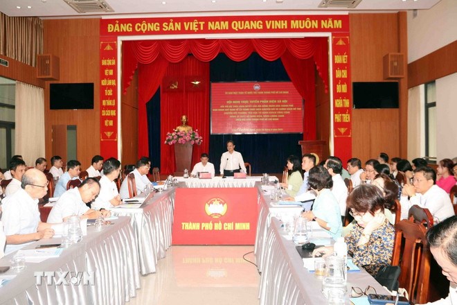 Ủy ban Mặt trận Tổ quốc Việt Nam Th&agrave;nh phố Hồ Ch&iacute; Minh tổ chức Hội nghị trực tuyến phản biện x&atilde; hội đối với Dự thảo Nghị quyết của Hội đồng Nh&acirc;n d&acirc;n Th&agrave;nh phố ban h&agrave;nh quy định về lộ tr&igrave;nh thực hiện chuyển đổi v&agrave; ch&iacute;nh s&aacute;ch hỗ trợ chuyển đổi phương tiện vận tải h&agrave;nh kh&aacute;ch c&ocirc;ng cộng bằng xe bu&yacute;t sử dụng điện, năng lượng xanh tr&ecirc;n địa b&agrave;n Th&agrave;nh phố. (Ảnh: TTXVN)