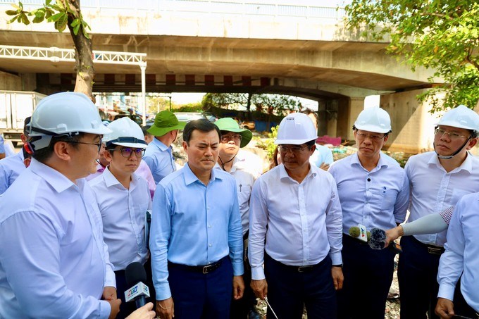 Chủ tịch UBND TPHCM Nguyễn Văn Được khảo sát thực địa, trao đổi và chỉ đạo tại dự án bờ Bắc kênh Đôi chiều 18/3. (Ảnh: QUỐC HÙNG)