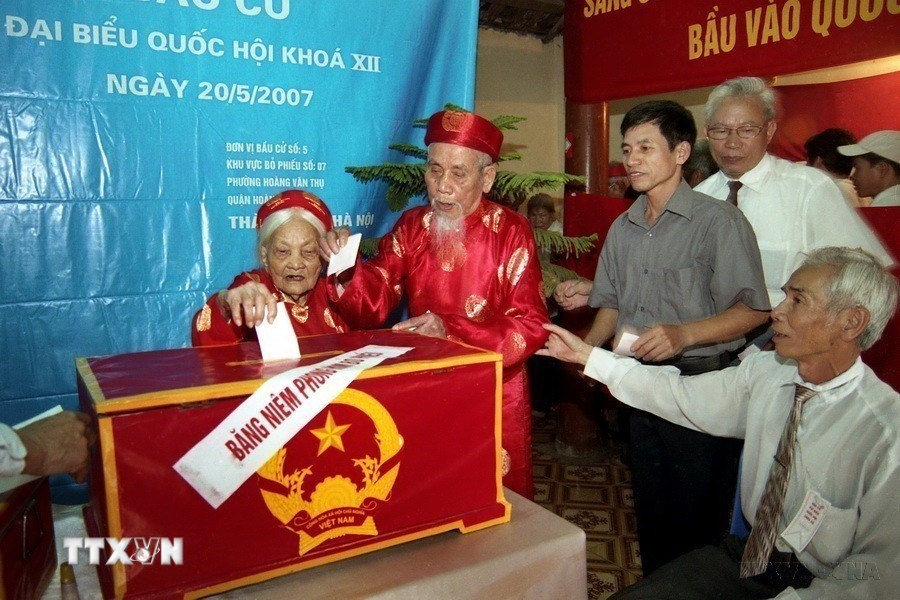 Cử tri lớn tuổi bỏ phiếu bầu cử. (Nguồn: TTXVN)