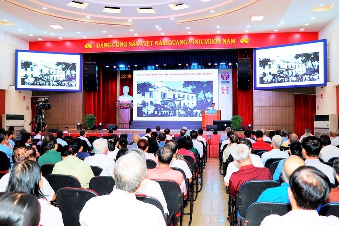 Các đại biểu nghe thông tin thời sự quý 3/2025