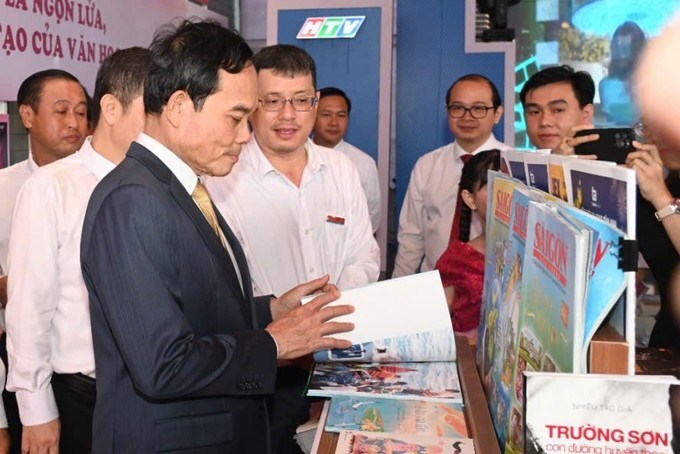 Bí thư Thành ủy TPHCM Trần Lưu Quang tham quan khu vực trưng bày của Báo Sài Gòn Giải Phóng trong không gian triển lãm báo chí - xuất bản. (Ảnh: SGGP)