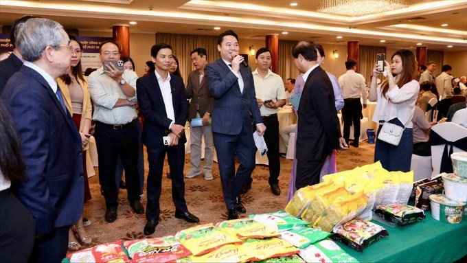 Doanh nghiệp giới thiệu sản phẩm tại chương trình. (Ảnh: MINH XUÂN)