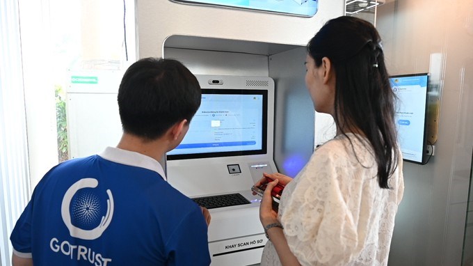 Người d&acirc;n trải nghiệm c&aacute;c tiện &iacute;ch tại &ldquo;Trạm c&ocirc;ng d&acirc;n số&rdquo;