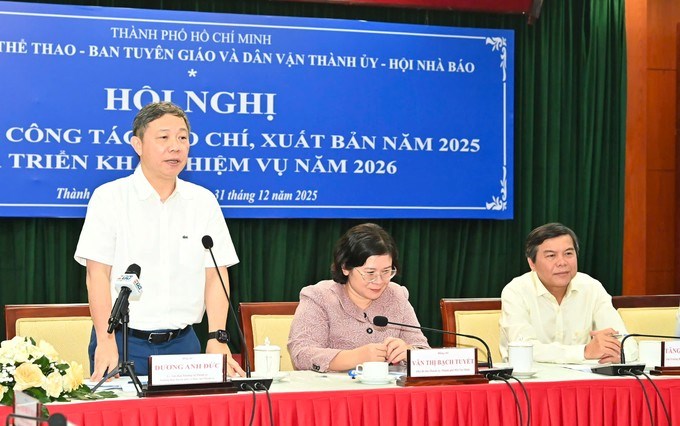 C&aacute;c đồng ch&iacute; chủ tr&igrave; Hội nghị tổng kết c&ocirc;ng t&aacute;c b&aacute;o ch&iacute;, xuất bản năm 2025 v&agrave; triển khai nhiệm vụ năm 2026. (Ảnh: SGGP)