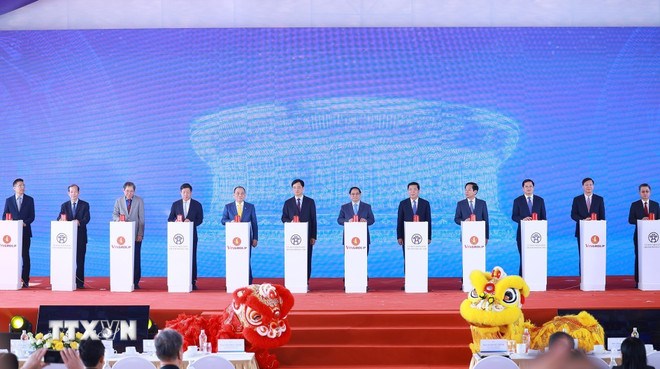 Thủ tướng Phạm Minh Ch&iacute;nh v&agrave; c&aacute;c đại biểu bấm n&uacute;t khởi c&ocirc;ng, kh&aacute;nh th&agrave;nh, th&ocirc;ng xe kỹ thuật c&aacute;c c&ocirc;ng tr&igrave;nh, dự &aacute;n. (Ảnh: TTXVN)