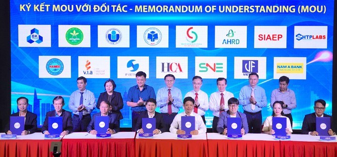 Nghi thức ký kết biên bản ghi nhớ hợp tác giữa sàn với các đối tác. (Ảnh: SGGP)