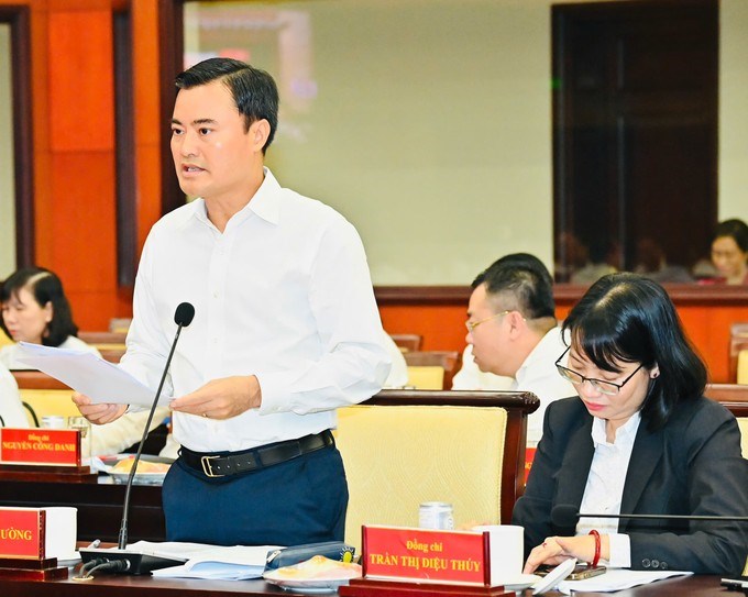 Ph&oacute; Chủ tịch UBND TPHCM B&ugrave;i Xu&acirc;n Cường b&aacute;o c&aacute;o tại hội nghị. (Ảnh: SGGP)