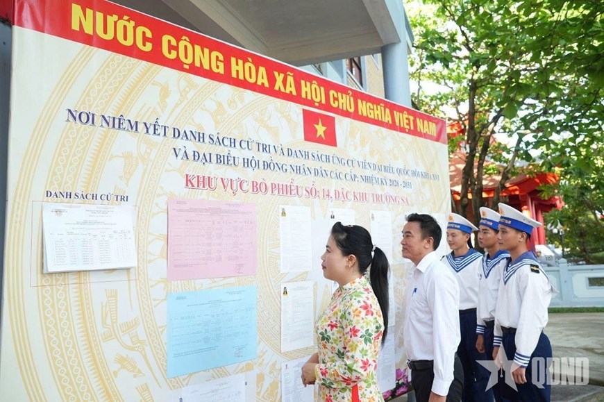 Cử tri trên đảo Trường Sa nghiên cứu, tìm hiểu lý lịch trích ngang của những người ứng cử đại biểu Quốc hội khóa XVI và đại biểu HĐND các cấp nhiệm kỳ 2026-2031.