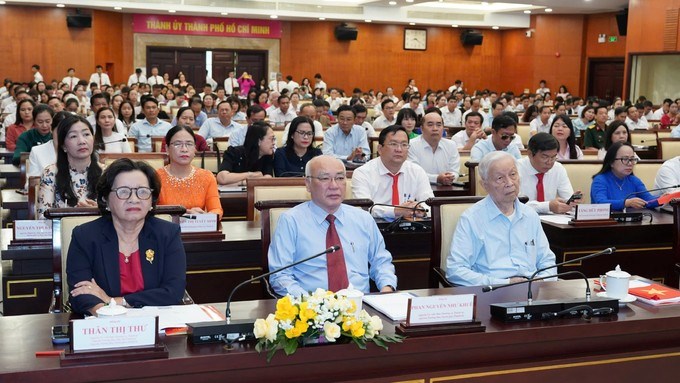 Nguy&ecirc;n l&atilde;nh đạo TPHCM, nguy&ecirc;n l&atilde;nh đạo Ban Tuy&ecirc;n gi&aacute;o, Ban D&acirc;n vận Th&agrave;nh ủy qua c&aacute;c thời kỳ v&agrave; đại biểu dự hội nghị. (Ảnh: SGGP)