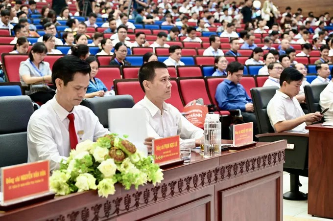 Lãnh đạo các cơ quan đơn vị và học viên dự lễ khai giảng. (Ảnh: SGGP)
