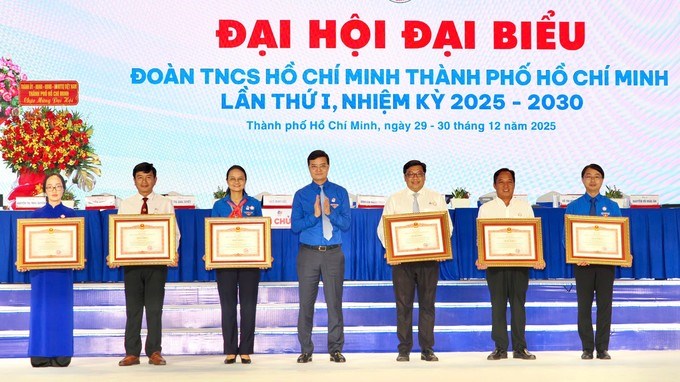 B&iacute; thư thứ nhất Trung ương Đo&agrave;n trao tặng Bằng khen của Thủ tướng cho 1 c&aacute; nh&acirc;n c&oacute; th&agrave;nh t&iacute;ch xuất sắc trong c&ocirc;ng t&aacute;c ph&ograve;ng chống dịch Covid-19 tr&ecirc;n địa b&agrave;n TPHCM; 3 c&aacute; nh&acirc;n v&agrave; 2 tập thể đ&atilde; c&oacute; th&agrave;nh t&iacute;ch xuất sắc trong c&ocirc;ng t&aacute;c từ năm 2019-2023, g&oacute;p phần v&agrave;o sự nghiệp x&acirc;y dựng CNXH v&agrave; bảo vệ Tổ quốc