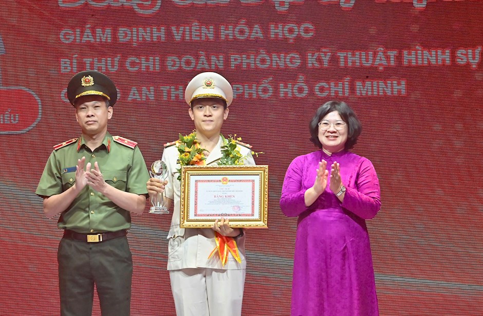 Ph&oacute; B&iacute; thư Th&agrave;nh ủy TPHCM Văn Thị Bạch Tuyết v&agrave; Thiếu tướng Tạ Văn Đẹp, Ph&oacute; Gi&aacute;m đốc C&ocirc;ng an TPHCM tuy&ecirc;n dương Đại &uacute;y Trịnh Hải Thắng. Ảnh: SGGP