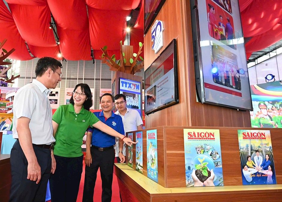 Phó Chủ tịch UBND TPHCM Trần Thị Diệu Thúy và Phó Giám đốc Sở VH-TT TPHCM Nguyễn Ngọc Hồi kiểm tra gian trưng bày triển lãm của Báo Sài Gòn Giải Phóng. (Ảnh SGGP)