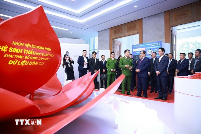Thủ tướng Phạm Minh Chính tham quan trưng bày về phát triển khoa học, công nghệ, đổi mới sáng tạo và chuyển đổi số. (Ảnh: TTXVN)