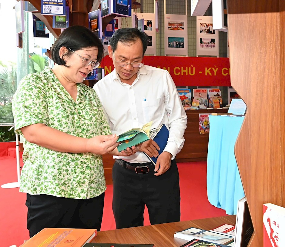 Phó Bí thư Thành ủy, Trưởng Ban Tổ chức Thành ủy TPHCM Văn Thị Bạch Tuyết kiểm tra khu vực Triển lãm thành tựu Báo chí - Xuất bản. (Ảnh SGGP)