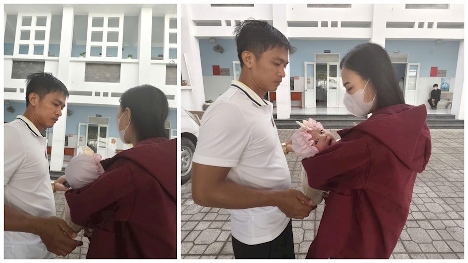 Vợ chồng anh L&ecirc; Hồng Linh (ngụ khu phố Ph&uacute; Lợi 4) đưa con đến trạm y tế phường ti&ecirc;m chủng vaccine