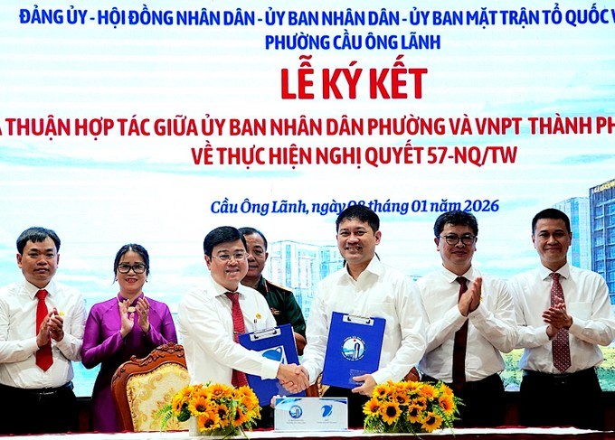 Đại diện phường Cầu &Ocirc;ng L&atilde;nh v&agrave; VNPT TPHCM k&yacute; kết thoả thuận hợp t&aacute;c về chuyển đổi số. (Ảnh: SGGP)
