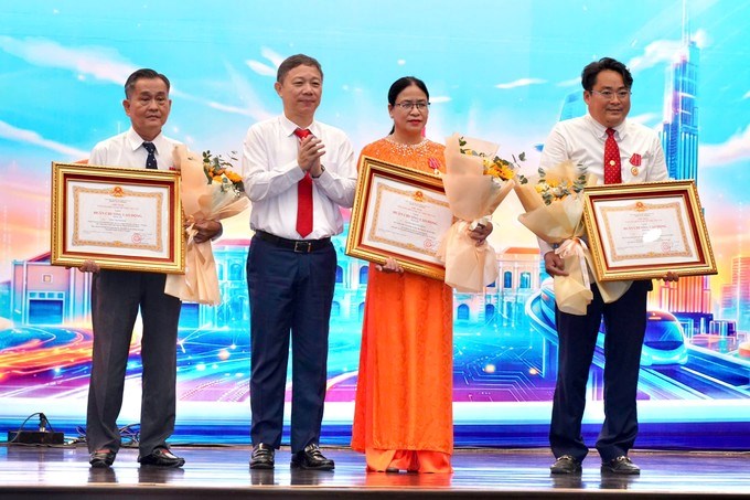 C&aacute;c c&aacute; nh&acirc;n vinh dự nhận Hu&acirc;n chương Lao động hạng Ba của Chủ tịch nước. (Ảnh: SGGP)
