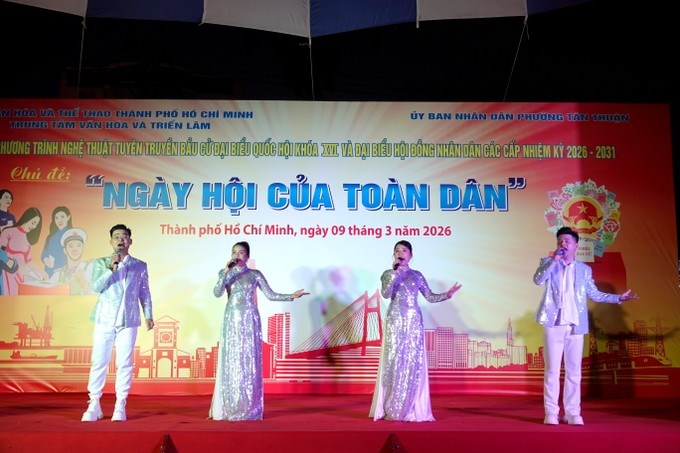 Nhóm ca Gió Mới biểu diễn bài hát 