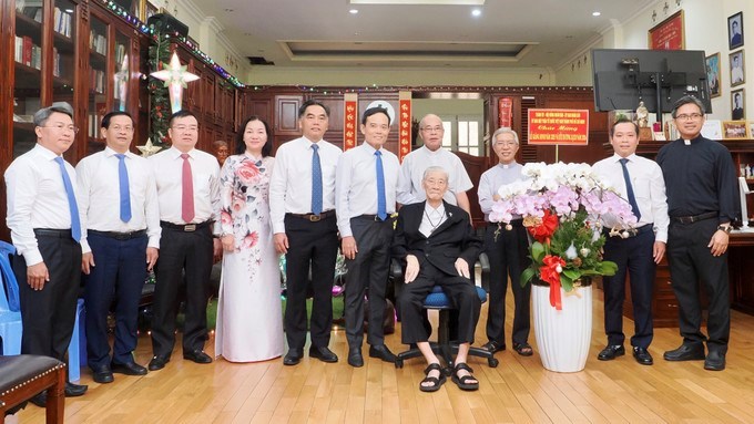 Bí thư Thành ủy TPHCM Trần Lưu Quang cùng các đồng chí lãnh đạo TPHCM thăm, chúc mừng Giáng sinh Đức Hồng y Gioan Baotixita Phạm Minh Mẫn. (Ảnh: SGGP)