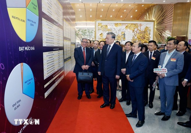 Tổng Bí thư Tô Lâm tham quan không gian trưng bày thành tựu chuyển đổi số trong báo chí. (Ảnh: TTXVN)