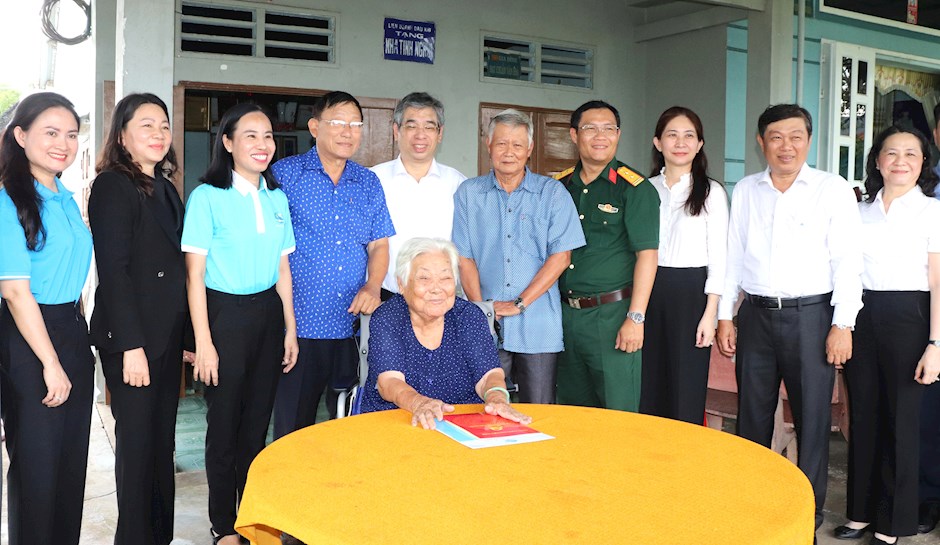 Đoàn thăm hỏi Mẹ Việt Nam Anh hùng Nguyễn Thị Chính. Ảnh: SGGP