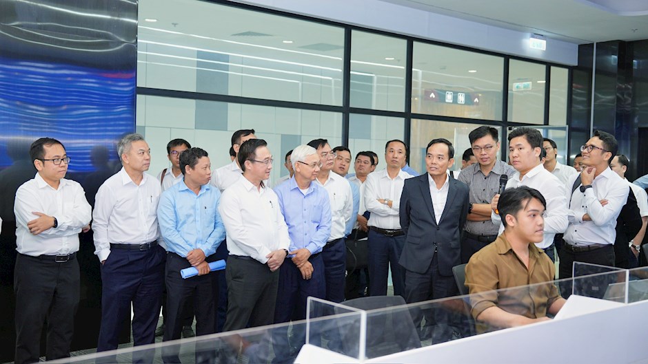 Đồng ch&iacute; Trần Lưu Quang c&ugrave;ng c&aacute;c đại biểu tham quan khu vực điều h&agrave;nh th&ocirc;ng minh của Tập đo&agrave;n Becamex.