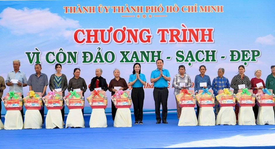Trao tặng quà đến các hộ dân trên địa bàn. (Ảnh: SGGP)