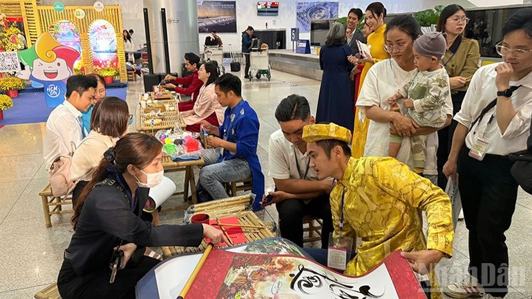 Kh&ocirc;ng gian đậm văn h&oacute;a Việt Nam tại khu vực đ&oacute;n tiếp.